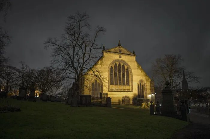 Das Schwarze Mausoleum, das auf der Rückseite des Greyfriars Kirkyards steht, ist eines der am meisten gefürchteten Gebäude in Edinburgh - viele sagen, aus gutem Grund. Es wird erzählt, dass das Grab von einem besonders gemeinen Poltergeist heimgesucht wird – man hält ihn für den Geist von Sir George Mackenzie, der im 17. Jahrhundert viele Andersgläubige zum Tode verurteilt hat. Besucher sind Berichten zufolge am Mausoleum zusammengebrochen, wurden von einer unbekannten Präsenz ergriffen, andere hatten unerklärliche Blutergüsse an ihren Körpern.