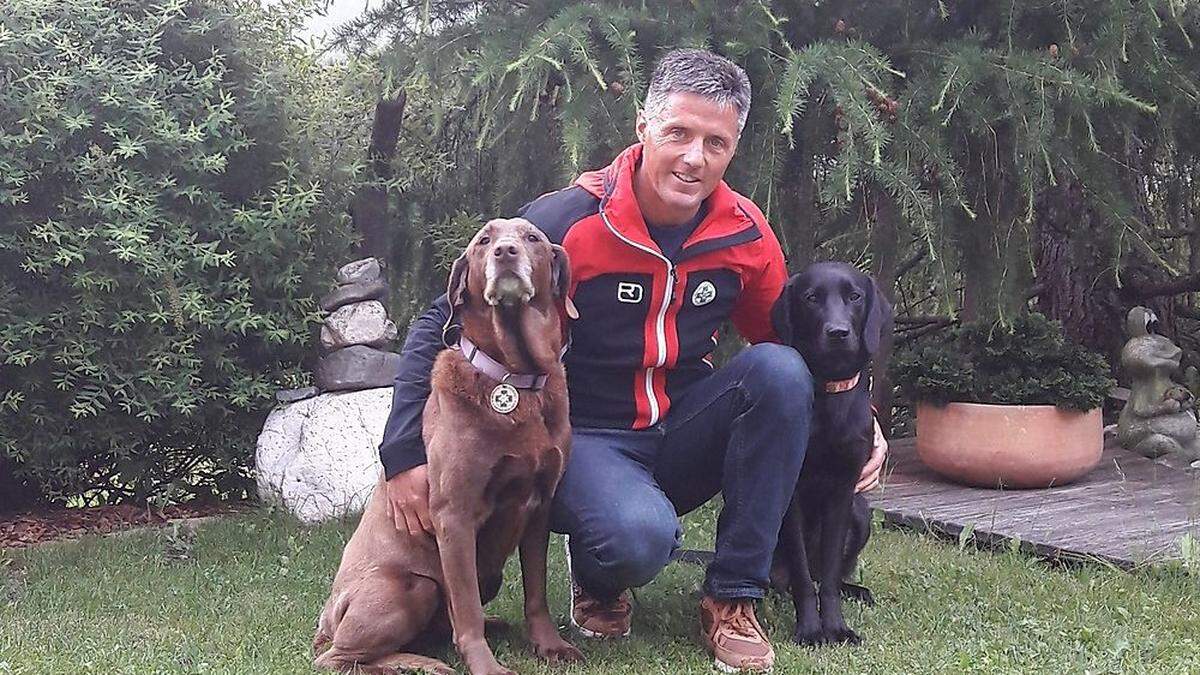 Bergretter Diego Pietrunti aus Sillian mit seinen Labradorhündinnen Tao und Thea