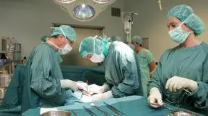 Ein OP-Team operiert einen Leistenbruch
