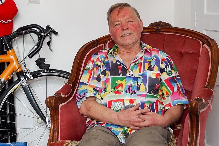 Herbie, 74-jähriger Pensionist aus Wien-Donaustadt, sucht "eine zu mir passende liebe Partnerin." Vor zweieinhalb Jahren ist seine Gattin verstorben und seitdem ist er alleine. Die neue Frau soll "lieb, treu, unternehmungslustig und abenteuerlich sein und improvisieren können." 