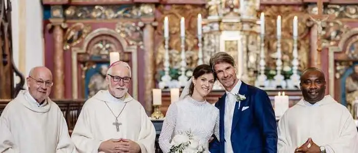 Viktrings Ortspriester Provisor Anthony Ugonna Nwordu, Bischof Josef Marketz und  Diakon Karl-Helmut Pomprein und das Ehepaar Theresa und Günter Bauer 