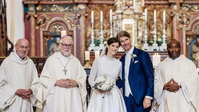 Viktrings Ortspriester Provisor Anthony Ugonna Nwordu, Bischof Josef Marketz und Diakon Karl-Helmut Pomprein und das Ehepaar Theresa und Günter Bauer