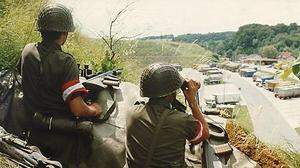 Juni 1991: Soldaten des Bundesheeres beobachten den Grenzübergang in Spielfeld 