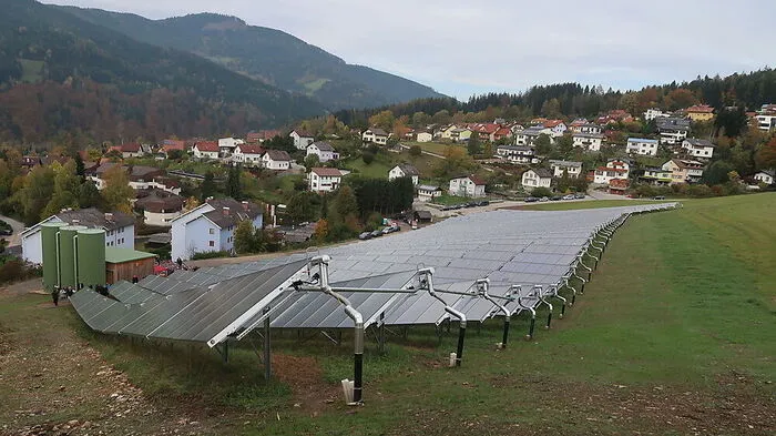 Die 5.000 Quadratmeter große Solarthermieanlage liefert 10 Prozent des jährlichen Fernwärmebedarfs der Gemeinde.