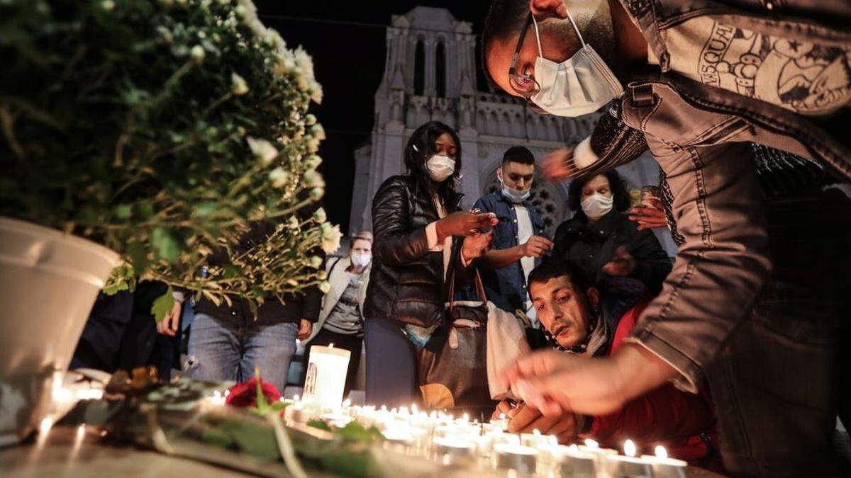 Kerzen und Gebete vor der Basilika Notre-Dame von Nizza: Frankreich trauert um die Opfer des jüngsten Terroranschlags. 
