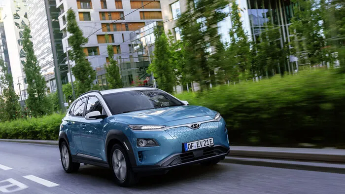 Dem Hyundai Kona Elektro steht die Transformation zum Batterieantrieb mit der geschlossenen Front und den Aero-Felgen bestens zu Gesicht. Und nach den ersten Metern hat man das Gefühl, dass das SUV, das es ja auch mit Verbrennungsmotor gibt, elektrifizierterweise seine Bestimmung gefunden hat.