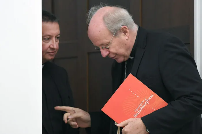 Schmid zu Kurz nach seinem Treffen mit dem Bischofskonferenz-Generalsekretär Peter Schipka (links im Bild mit Kardinal Christoph Schönborn) und der dort geäußerten Überlegung, der Kirche Steuerprivilegien zu streichen.