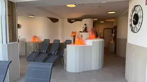 Blick in einen Wellness-Bereich mit Liegen