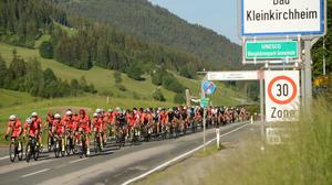 Rennradfahrer aus zwölf Nationen erobern von Bad Kleinkirchheim aus die Nockalmstraße.