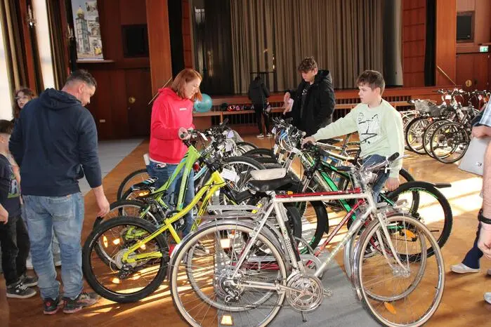 An zwei Tagen konnten die Besucher aus einer großen Auswahl an Fahrrädern, Laufrädern, Roller Skates, Scooter und Zubehör stöbern und zu günstigen Preisen kaufen.  
