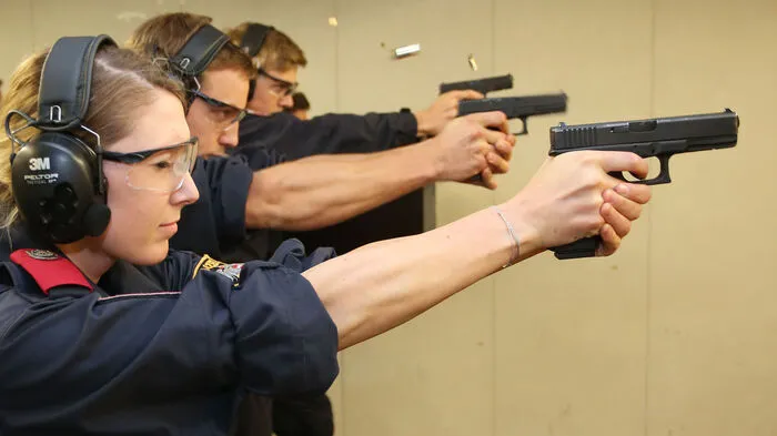 Zielsicher: Auch mit der Waffe sind die Sportler immer voll fokussiert