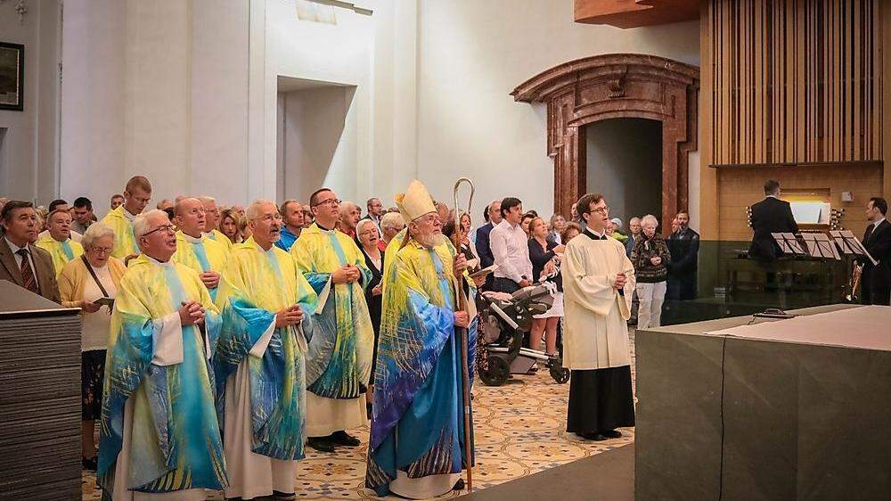 Zahlreiche Priester hielten die Festmesse ab