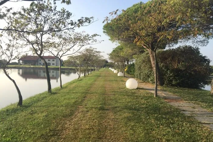 Breite, gepflegte Wege laden zu Spaziergängen über die Insel ein.
