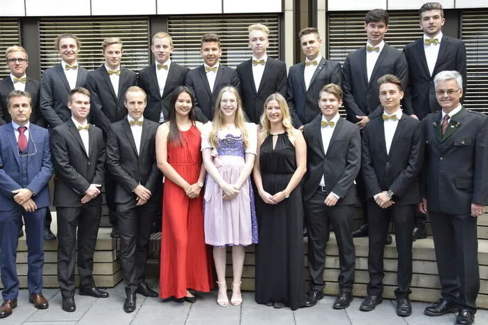Die 5ahwim der HTL Weiz: Die Maturantinnen und Maturanten: Benjamin Anger, Selina Fadinger, Daniel F. Felber, Isabella S. Goger, Lukas M. Gsöls, Alexander Haberler, Raphael J. Krebs, Lukas S. Lammer, Julian H. Macher, Lukas Meißl, Martin Nebel, Thomas Plangger, Alice B. Täubl, Lukas M. Tieber, Sebastian Uller, Matthias Wilding.