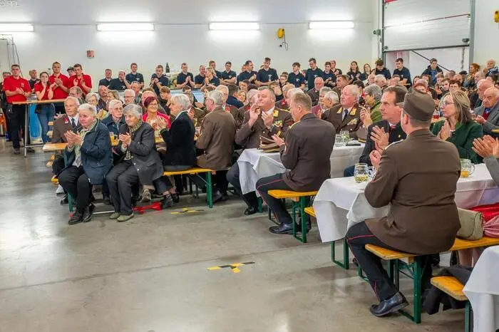 Auch zahlreiche Abordnungen von Gastfeuerwehren waren gekommen.