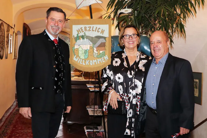 Am Foto von Links: Josef Lobnig und Gattin Elfriede überraschten  KS Helmut Wildhaber mit ihrem Besuch in Albeck!