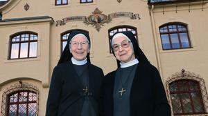 Schwester Oberin Maria Andrea Reiterer und Schwester Angelina Gölles verlassen Feldkirchen 
