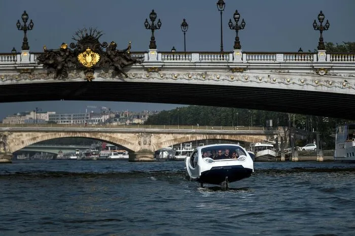 Laut der Zeitung "Le Parisien" sollen die Tests der weißen Boote mit Elektromotoren bis kommenden Montag dauern. Parallel will Thebault ab Donnerstag seine Erfindung auf einer Start-Up-Messe in Paris vorstellen, wo Interessenten die futuristisch anmutenden Gefährte vorbestellen können. Medienberichten zufolge kostet ein Wassertaxi 140.000 Euro.