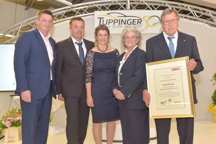 Wirtschaftskammer-Präsident Jürgen Mandl (links) überreichte der Familie eine Ehrenurkunde.