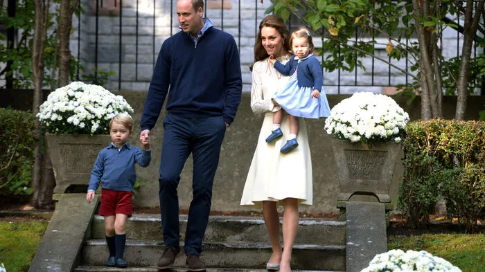 Ihren ersten Auftritt bei einem offiziellen Termin in Kanada haben die beiden Nachwuchsroyals Prinz George (3) und Prinzessin Charlotte (1) beherzt absolviert.