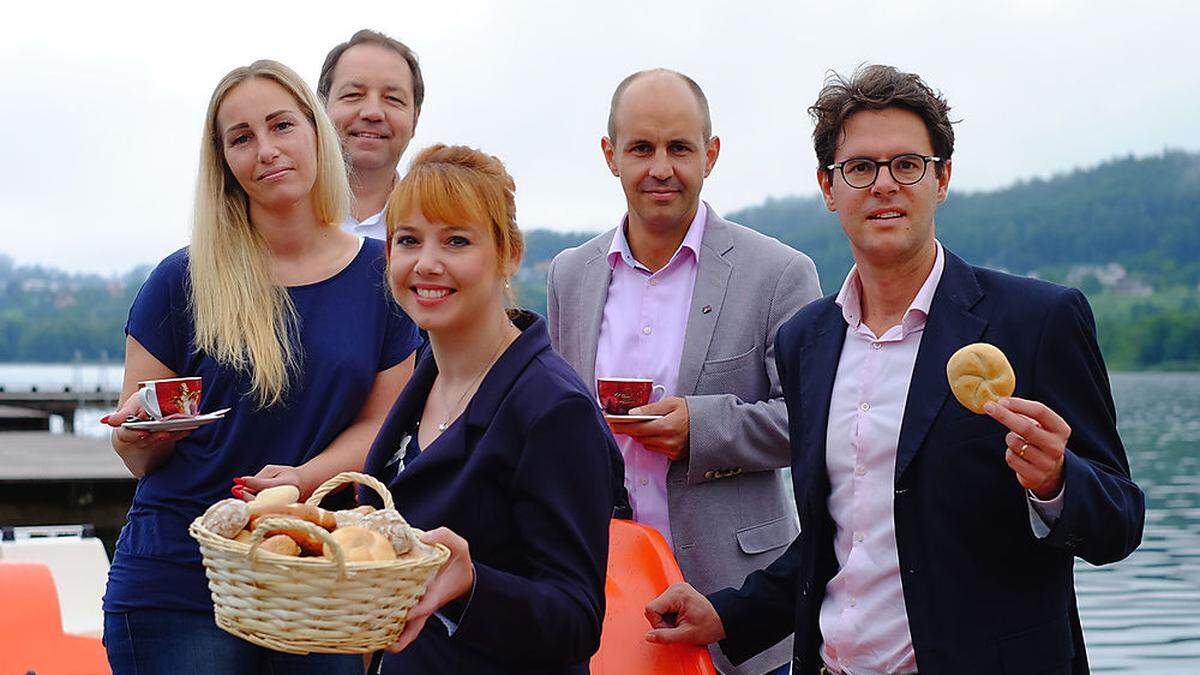 Seegasthaus-Junior-Chefin Vanessa Dreier, Gerhard Jannach, JW-Bezirksvorsitzende Stellvertreterin Jennifer Anderwald, JW-Bezirksvorsitzender Martin Figge und JW-Bezirksvorsitzender Stellvertreter Gerhard Rattenegger (von links) genießen die Atmosphäre am Längsee