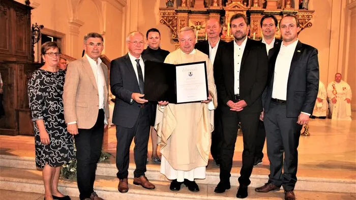 Bürgermeister Josef Ober überreichte mit Gemeinderäten die Ehrenbürgerschaft.
