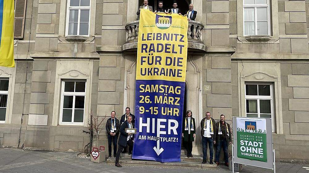 Am Rathaus weist ein riesiges Werbeplakat auf die Aktion am 26. März hin