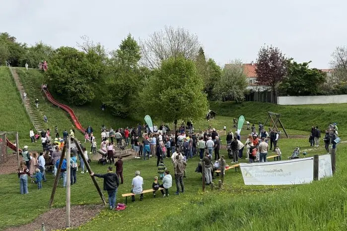 350 bunte bemalte Eier wurden gesucht, welche dann gegen Preise getauscht werden konnten