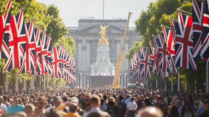 Der wohl royalste Ort in London ist der Buckingham Palace. Auch ohne Tour durch das Schloss gibt es hier viel zu erleben. "Changing of the Guard" ist ein Spektakel der besonderen Art. Am morgigen Samstag, 6. Mai 2023, wird dann der frisch gekrönte König Charles um 15.15 Uhr vom Balkon winken.