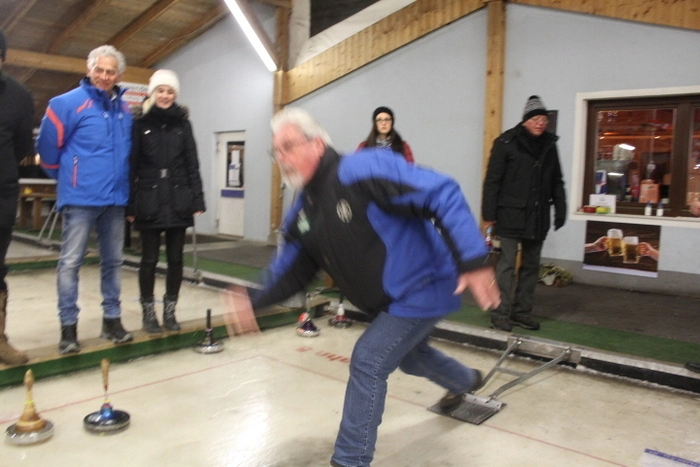 Der frühere Sport-Redakteur Perdacher der Kleinen Zeitung ist auch ein perfekter Eisstock-Schütze. Chefinspektor Horst Binder und Redakteurin Kerstin Oberlechner schauen am Spielrand zu - sie sind erst an der Reihe.