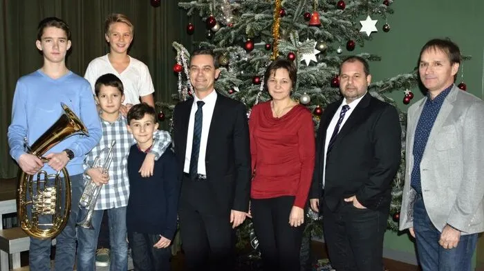 Bürgermeister Wolfgang Dolesch eröffnete mit Peter Hochwald, Direktor der Volksschule, sowie Andreas Grubbauer, Direktor der Neuen Mittelschule und der Obfrau des Elternvereins, Maria Wagner, den vorweihnachtlichen Abend.