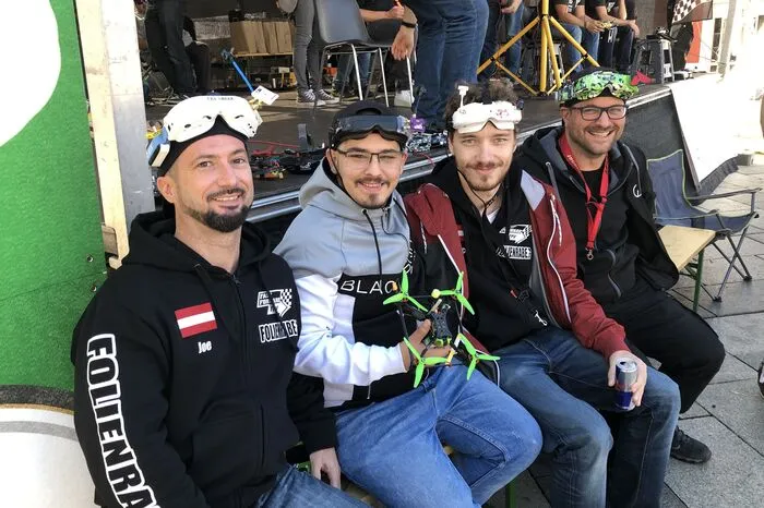 Am Hauptplatz in Leoben war beste Stimmung unter den teilnehmenden Piloten angesagt.