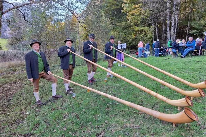 Das Programm startete zu Mittag, es wurde rund um den See musiziert. Zuerst startete das Weisenblasen, danach wurde mit dem Echoblasen auf der Zille begonnen