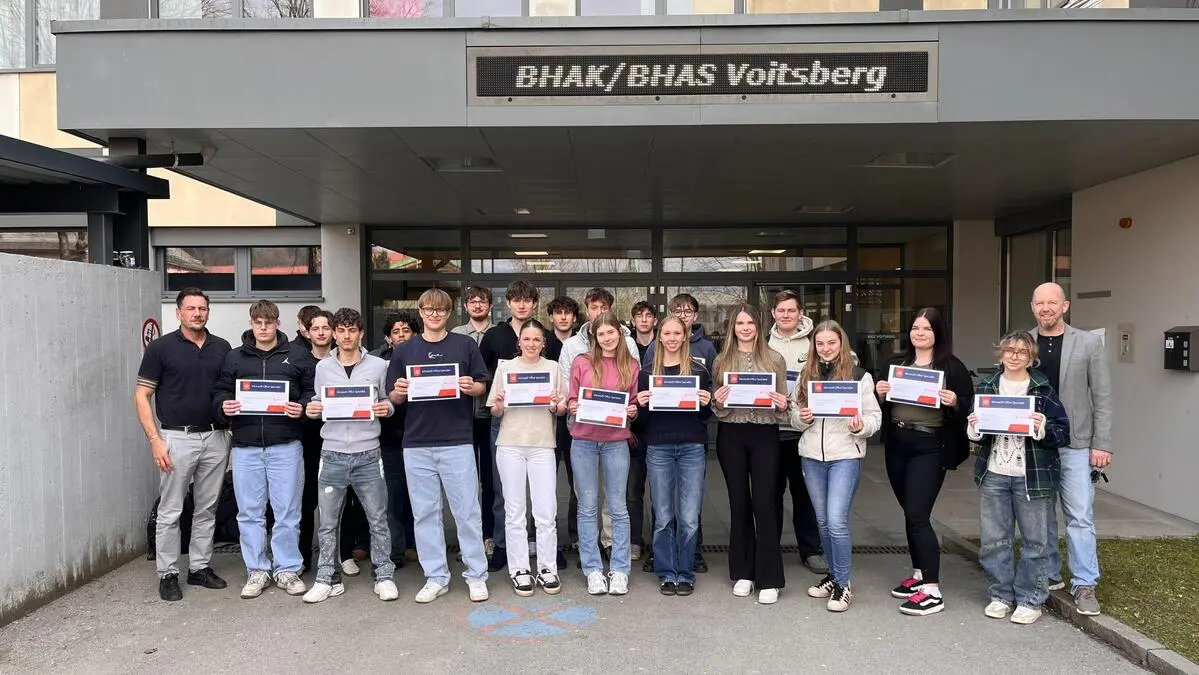 Die Schülerinnen und Schüler der 3IB-Klasse mit ihrem Klassenvorstand Philipp Mader und Michael Hiebler