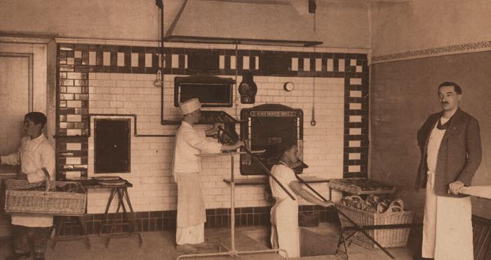 Gründer Dominikus Craigher der Ältere (rechts) in seiner Dampfbäckerei