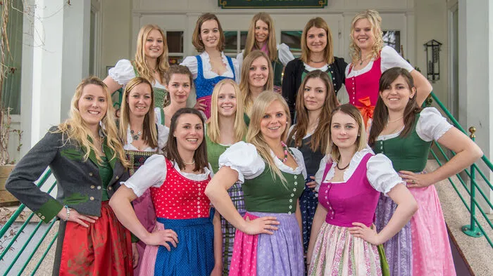 Die Wahl der Narzissenhoheiten steht wieder an. 15 Kandidatinnen haben es beim Casting ins Online-Voting gestafft, vier Kandidatinnen haben sich direkt für die Wahl der Hoheiten im Kurhaus qualifiziert.