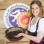 Käferbohnenkönigin Michaela Summer präsentiert das neue Qualitätssiegel für die EU-geadelte steirische Käferbohne g.U.