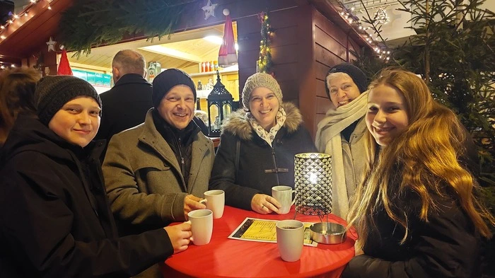 Am Hauptplatz können Besucher durch insgesamt 22 verschiedene Stände schlendern, im Museum gibt es weitere 37, wo man ausschließlich Kunsthandwerk kaufen kann. 