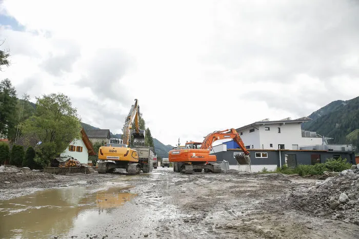 Straßen müssen frei geräumt, Keller leer gepumpt und Häuser vom Schlamm befreit werden.