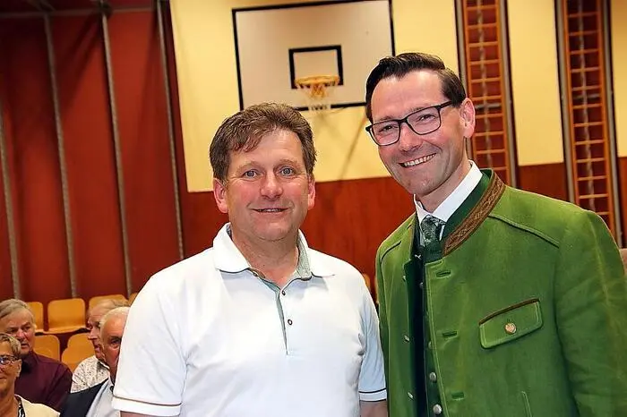 Unter den Gästen war auch Bürgermeister Georg Preßler (r.), der sich gemeinsam mit seinem Amtskollegen Markus Prettenthaler (l.), dem Bürgermeister von Hirschegg-Pack, das musikalische Ereignis nicht entgehen ließ.