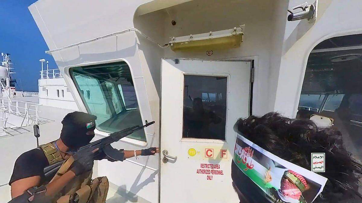 Houthi-Rebellen bei der Eroberung eines Frachtschiffes