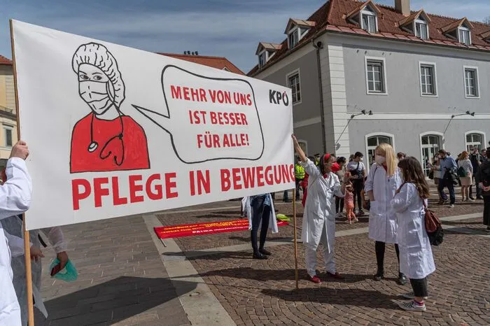 Auch die Pflegemisere schaffte es auf die Transparente.