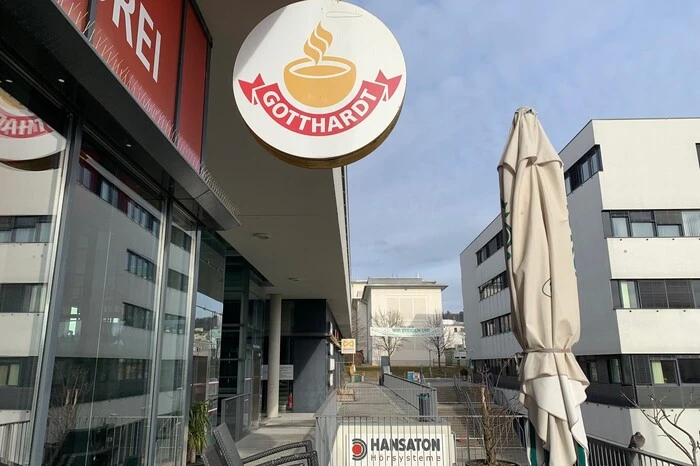 Gotthardt serviert Frühstück und Kaffeehaus-Karte, aber auch Eisbecher. Das Pastini (im Hintergrund) kocht Menüs und Pasta ...