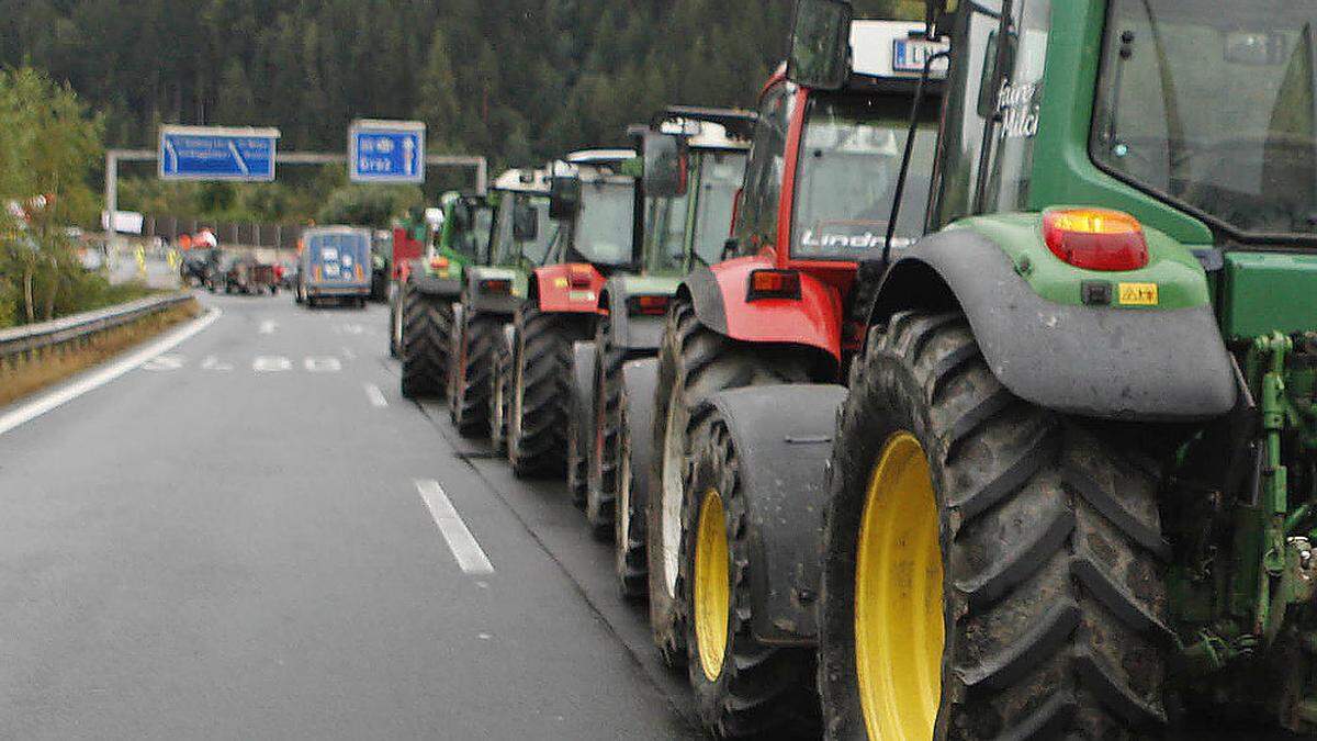Die Kärntner Polizei will nun verstärkt landwirtschaftliche Fahrzeuge kontrollieren. Landwirtschaftskammer spricht von unnötiger Erschwernis (Symbolfoto)