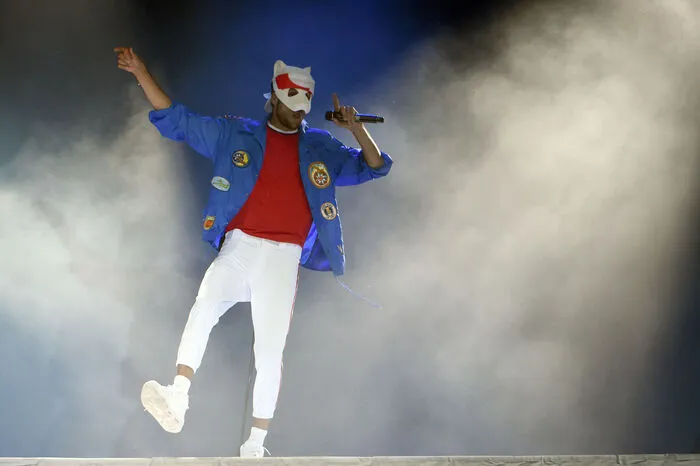 Der vermummte Gast aus Deutschland, der mit bürgerlichem Namen Carlo Waibel heißt, war 2014 noch als finaler Headliner auf dem Donauinselfest gebucht worden. Heuer war es wie im Tiergarten Schönbrunn, also Panda gleich am Anfang. Der sorgte bei seinem Erscheinen für ziemliches Auszucken beim vor allem aus fröhlichen Teenagern bestehenden Publikum. Auch wenn sich Cro zunächst distanziert gab.