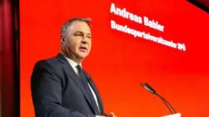 ABD0011_20251011 - FELDKIRCH - ÖSTERREICH: SPÖ-Bundesparteivorsitzender Andreas Babler am Samstag, 11. Oktober 2025, anlässlich eines Ordentlichen Parteitags der SPÖ Vorarlberg in Feldkirch. - FOTO: APA/DIETMAR MATHIS