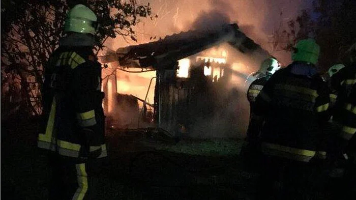 Gegen 4.45 Uhr früh wurden die Feuerwehren Fresing-Kitzeck, Heimschuh und Großklein zu einem Gartenausbrand in den Ortsteil Gauitsch, Gemeinde Kitzeck im Sausal alarmiert.