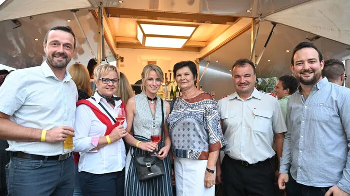 Von links: Christian Taudes, Petra Lingitz, Stefanie Brunner, Karin Forsthuber, Kommandant Wolfgang Schweiger und Vize Bürgermeister Maximilian Peter (ÖVP)