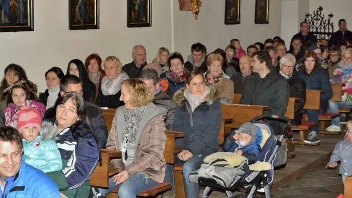 In der Pfarrkirche sowie auf dem Hauptplatz fand sich die Ortsbevölkerung von Neudau zur Adventfeier ein.