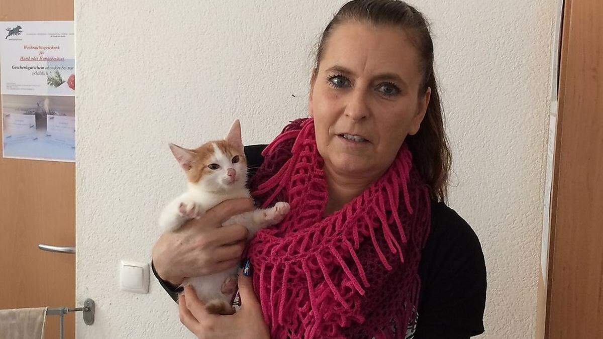 Renate Riedel mit dem Kater Kasimir. Er leidet an Ataxie